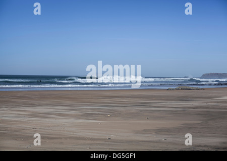 Le onde rompono lungo la vale figuera spiaggia di Algarve in Portogallo Foto Stock