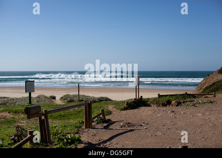 Le onde rompono lungo la vale figuera spiaggia di Algarve in Portogallo Foto Stock