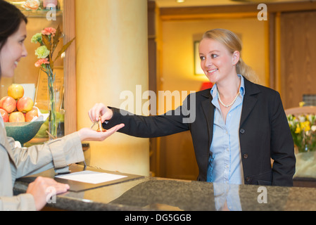 Giovane donna alla reception Foto Stock