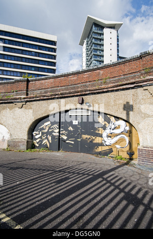 Saloni dello Studente di residenza accanto al ponte Itchen archi in Southampton, Hampshire, Inghilterra, Regno Unito Foto Stock