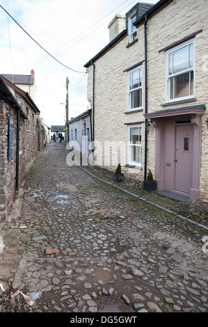 Una vista di ia street nella città di Laugharne, ha luogo di nascita di Dylan Thomas, Wales, Regno Unito Foto Stock