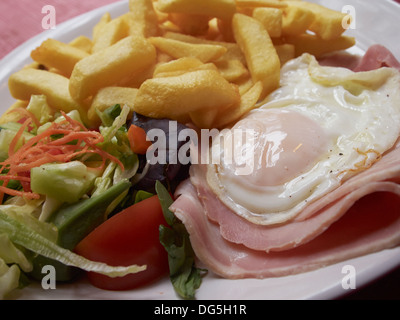 Prosciutto, uova, e piastra di patatine serviti presso un pub vicino a Oxford, Inghilterra Foto Stock