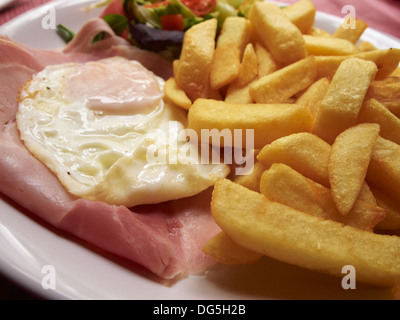 Prosciutto, uova, e piastra di patatine serviti presso un pub vicino a Oxford, Inghilterra Foto Stock