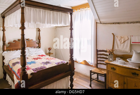 La camera da letto padronale in 19thC Tinsley House homestead, Storia Vivente mostra al Museo delle Rockies, Bozeman, Montana, USA Foto Stock