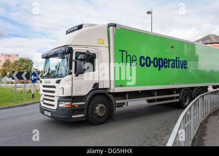 HGV veicolo per consegne per il co-operativa di cibo sulla strada, Maidenhead, Berkshire, Inghilterra, GB, UK. Foto Stock