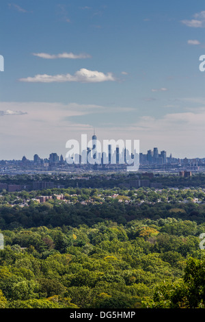 Skyline di Manhattan come sembrano di Eagle Rock Park, NJ, in una giornata di sole Foto Stock