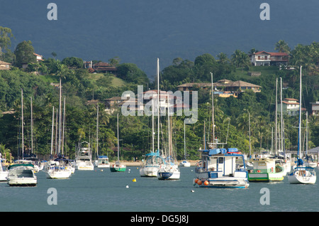 Barche a vela ancorate a Ilhabela, Sao Paulo membro a riva, Brasile Foto Stock