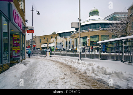 La neve copre le strade ,il 2 di febbraio, 2009,la più pesante nevicata a Londra per 18 anni.London, Wimbledon,l'Brodway Foto Stock