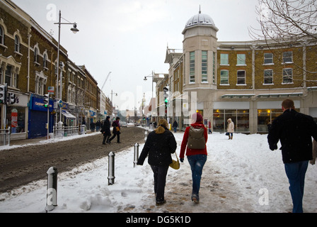 La neve copre le strade ,il 2 di febbraio, 2009,la più pesante nevicata a Londra per 18 anni.Morrisons ,Wimbledon,l'Brodway Foto Stock