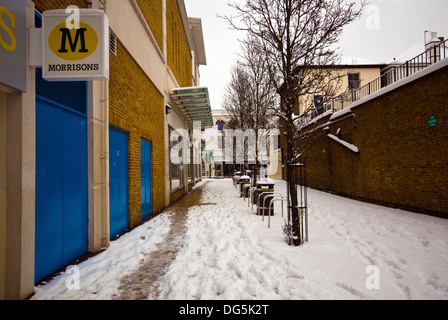 La neve copre le strade di Londra,2 Febbraio, 2009,la più pesante nevicata a Londra per 18 anni.Morrisons ,Wimbledon Foto Stock