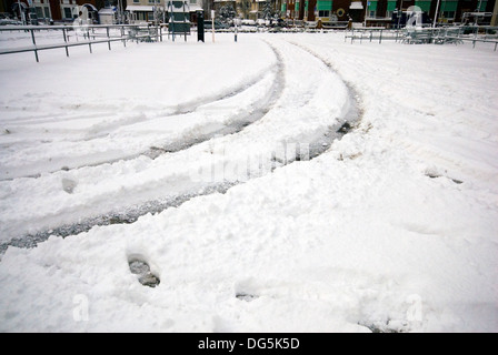 La neve copre le strade di Lo 2 Febbraio, 2009,la più pesante nevicata a Londra per 18 anni.Morrison's car park,Wimbledon Foto Stock