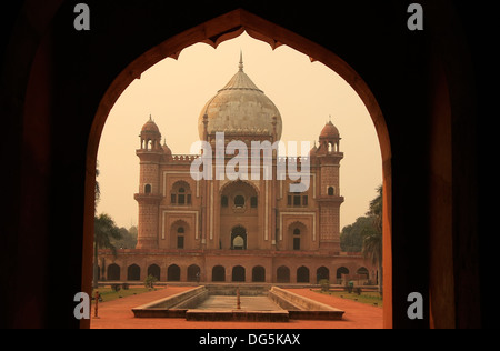 Tomba di Safdarjung visto dal gateway principale, New Delhi, India Foto Stock