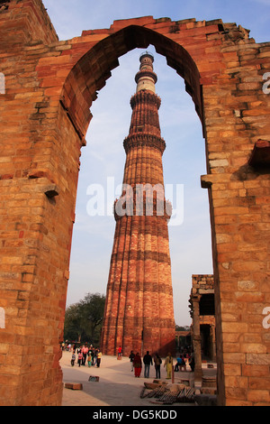 Qutub Minar complesso, Delhi, India Foto Stock