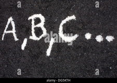 Lettere ABC scritto sul pavimento di una scuola in Sicilia Foto Stock