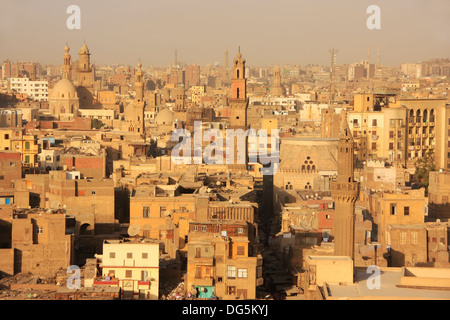 Vista del vecchio Cairo forma minareto della moschea, Egitto Foto Stock