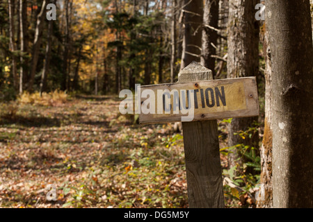 Un segnavia su Massachusetts fiduciari del prenotazione albergo Notchview avverte l'inverno gli sciatori di collina ripida in anticipo. Foto Stock