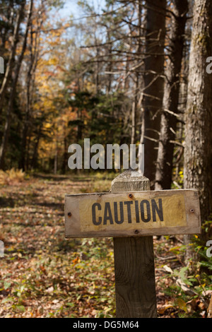 Un segnavia su Massachusetts fiduciari del prenotazione albergo Notchview avverte l'inverno gli sciatori di collina ripida in anticipo. Foto Stock