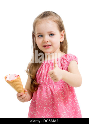 Capretto felice ragazza a mangiare il gelato e mostrando il pollice in alto Foto Stock