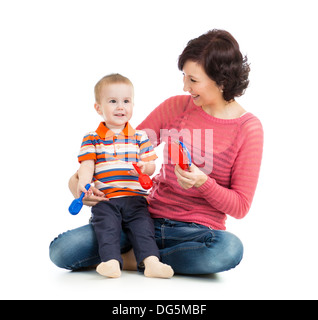 La madre e il bambino gioca con giocattoli musicali Foto Stock