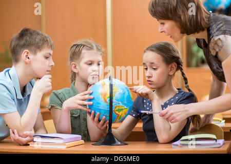 Ragazzi delle scuole allo studio un mondo insieme con l'insegnante Foto Stock