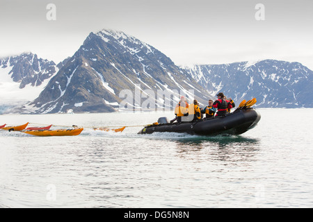 I passeggeri e il kayak da mare in un Zodiak off il russo nave di ricerca, AkademiK Sergey Vavilov un ghiaccio nave rafforzato Foto Stock