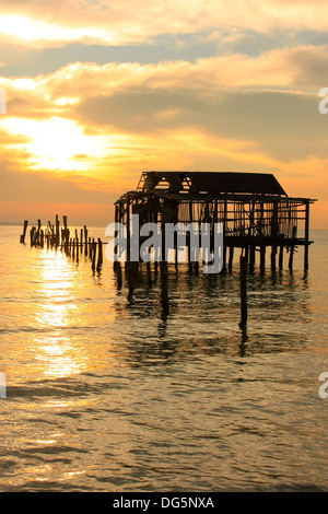 Silhouette di un vecchio pontile in legno di sunrise, Koh Rong isola, Cambogia, sud-est asiatico Foto Stock