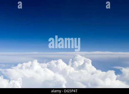 Vista al di sopra del cielo da un aereo Foto Stock