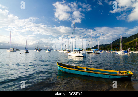 Le barche a vela ancorate fuori della spiaggia di Ilhabela, North Shore di Sao Paulo, Brasile Foto Stock