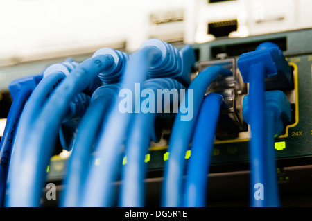 I cavi di rete in switch e firewall in cloud computing data center server rack Foto Stock