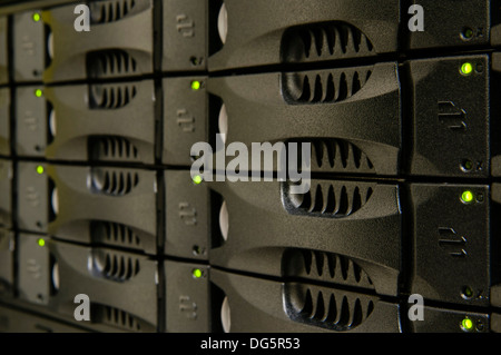 Dettaglio del cloud computing data center le unità disco rigido Foto Stock