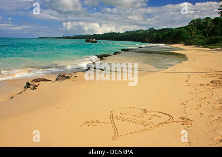 "Appena sposato' scritto nella sabbia sulla spiaggia Foto Stock