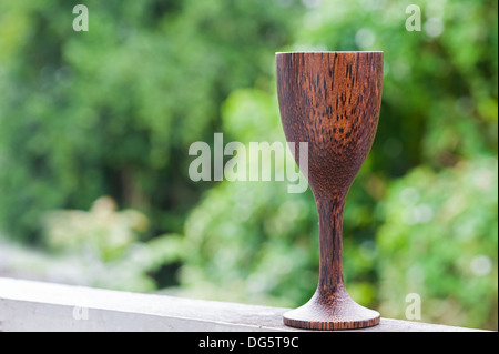 Bicchiere di vino è fatta di legno . Foto Stock