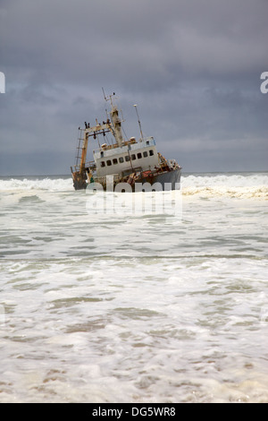 La nave da pesca in pericolo sulla spiaggia di Swakopmund Namibia Foto Stock
