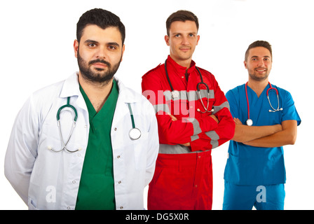 Happy team di tre diversi medici maschi isolati su sfondo bianco Foto Stock