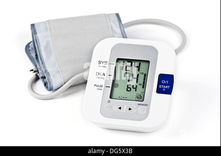 Sfigmomanometro digitale su sfondo bianco Foto Stock