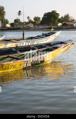 Fisher barche nel porto di Saint Louis in Senegal Foto Stock