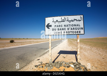 Strada di segno che indica la direzione per la Banc d'Arguin National Wildlife Park in Mauritania Foto Stock