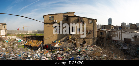 Poveri edifici nella parte anteriore della moderna Shanghai, Immondizia dappertutto, sulla strada di Shanghai Foto Stock