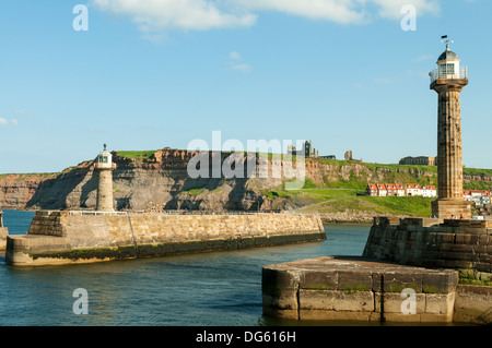 Ingresso del porto, Whitby, North Yorkshire, Inghilterra Foto Stock