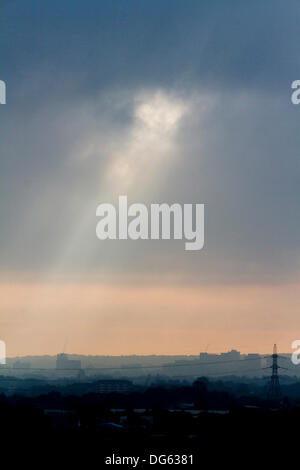 Londra, Regno Unito. 15 ottobre, 2013. Un fascio di luce irrompe attraverso le nuvole shining giù sulla città di Wimbledon South West London Credit: amer ghazzal/Alamy Live News Foto Stock