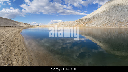 Panorama di Vertice Lago vicino a mono passano nelle montagne della Sierra Nevada Foto Stock