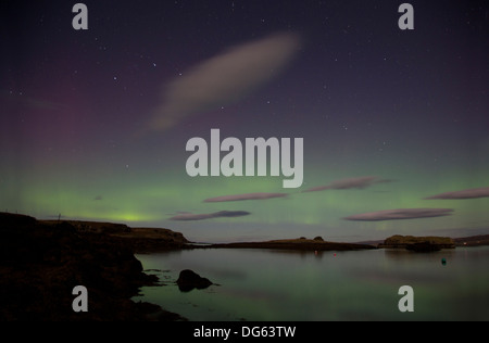 Aurora Boreale, 14 ottobre 2013. Affacciato sul Loch Dunvegan, Colbost sull'Isola di Skye. Foto Stock