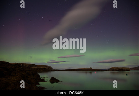 Aurora Boreale, 14 ottobre 2013. Affacciato sul Loch Dunvegan, Colbost sull'Isola di Skye. Foto Stock