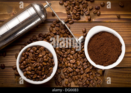 Vista superiore del caffè in grani con caffè macinato e macinacaffè Foto Stock