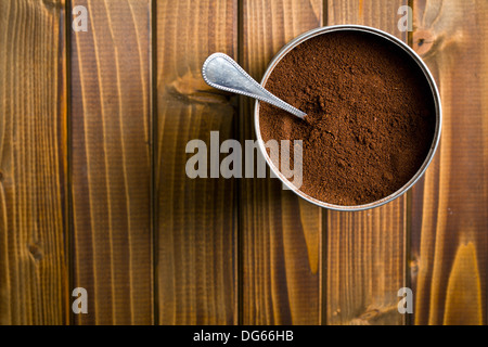 Vista superiore del caffè macinato nel vaso di metallo sul tavolo di legno Foto Stock