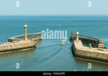 Entrata al Porto di Whitby, Whitby, North Yorkshire, Inghilterra Foto Stock