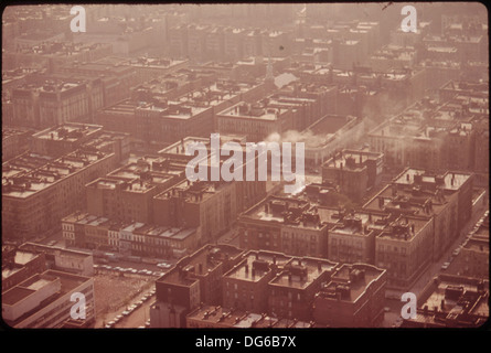 Questa fotografia raffigura gli edifici residenziali nel Bronx inferiore, New York, che mostrano il denso sviluppo urbano dell'area. L'immagine mette in risalto lo stile architettonico e le alte strutture residenziali tipiche della città. Foto Stock