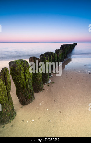 Una lunga esposizione colpo su scogliera sul mare Baltico litorale. Foto Stock