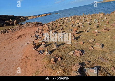 Giardino di sculture in pietra in Cami des cavalls, il percorso che porta a Cala Pregonda Foto Stock