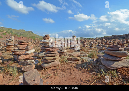 Giardino di sculture in pietra in Cami des cavalls, il percorso che porta a Cala Pregonda Foto Stock